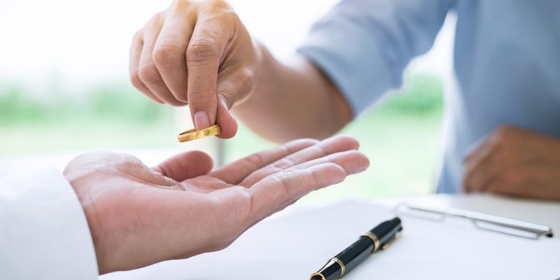 Kadın Boşanma Davası Açarsa Tazminat Alır Mı? Kadın Boşanma Davası Açarsa Tazminat Alır Mı?